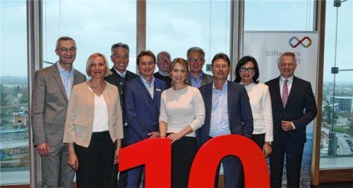 Engagiert im „Stifterkreis Zukunft“: (von links) Stephan Donderer (Vorstandsmitglied der Sparkasse), Renate Zahnbrecher (Leiterin des Irmengard-Hofs), Landrat Otto Lederer (Kuratoriumsmitglied), Walter Bernth (Mitglied des Stiftungsvorstands), Dr. Gereon Schmitz (Vorstand von „Pflege und Betreuung Bad Feilnbach“), Alexa Dietz (geschäftsführendes Vorstandsmitglied des Stifterkreises), Wolfgang Gösswein (Stifter), Michael Kroiß (Mitglied des Stiftungsvorstands), Magdalena Singer (Schulleiterin der Mädchenrealschule Rosenheim), Karl Göpfert (Vorstandsvorsitzender der Sparkasse und Vorsitzender im Stiftungsvorstand). Foto Schubert