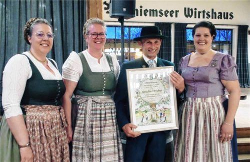 Engelbert Probst junior wurde von Waltraud Grafetstetter (von links), Monika Hiendl und Elfi Graß mit dem goldenen Ehrenzeichen der bayerischen Trachtenjugend für 25 Jahre erfolgreiche Jugendarbeit ausgezeichnet. Foto Zandl