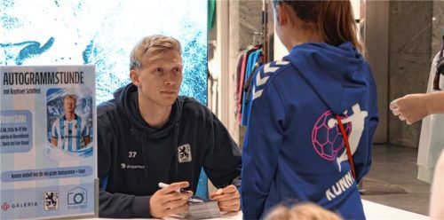 Erfüllte in Rosenheim jeden Autogrammwunsch: Raphael Schifferl.Foto Sophie Mischner