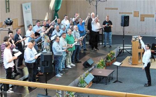 „Ergo bibamus“ oder „Im Wein liegt die Wahrheit“ meinten die sangesfreudigen Kehlen vom Männerchor. Foto Strim