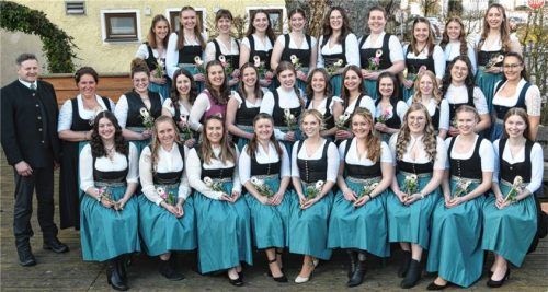 Erleichtert zeigten die 30 glücklichen „Fachkräfte für Ernährung und Haushaltsführung“ in selbst genähten Dirndl-Schürzen ihr Abschiedsgeschenk, begleitet von Schulleiter Alfred Huber und der Semesterleiterin Susanne Berger (mittlere Reihe, ganz rechts).Fotos fund