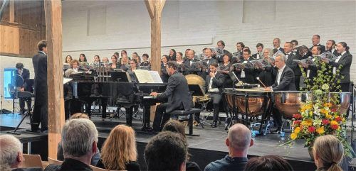 Erstes Konzert im Zitzmerstadl mit Gänsehautfeeling: Der Kammerchor „Cantus Aurumque“ präsentierte unter der Leitung von André Philipp Gold die Carmina Burana.Fotos  Stettner