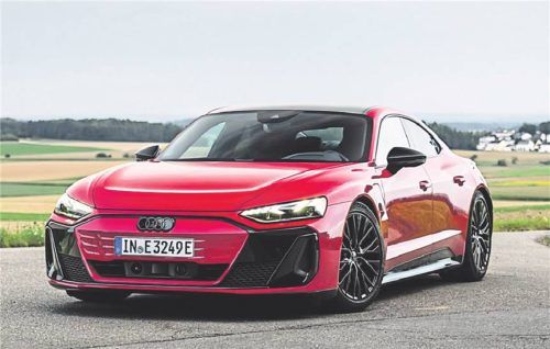 Es geht weiter: Audi hat dem überarbeiteten e-tron GT quattro rund 400 Kilometer Reichweite spendiert. Foto AUDI