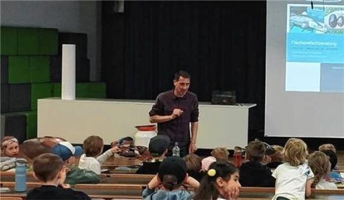 Fachberater Dr. Bernhard Gum erzählte den Kindern viel Wissenswertes über heimische Gewässerbewohner. Foto re