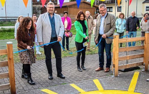 Feierlich wurde das Band durchschnitten: (von links) Rektorin Margaret Careddu-Bayr, Christian Mayer, Birgit Decker und Georg Weigl. Foto Stache