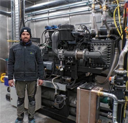 Felix Fischer im Generatorraum, dem Herzstück seiner neuerrichteten Güllekleinanlage 150 KW in Mintsberg. Foto Max Sollinger