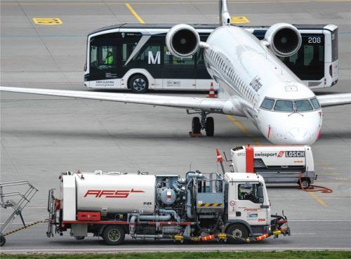 Ferienzeit ist Reisezeit: Doch viele fragen sich aktuell, ob wegen Kerosinknappheit und gestrichener Flüge möglicherweise ihr Sommerurlaub auf dem Spiel steht. Foto dpa