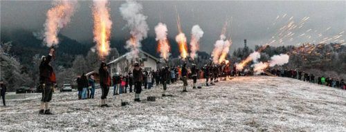 Fest eingebunden in das Dorf Unterwössen und das Achental ist die Gebirgsschützenkompanie Wössen/Achental. Das beweist die Teilnahme der Kompanie an vielen kirchlichen Festen oder beim alljährlichen Weihnachtsschießen. Foto Flug