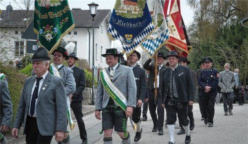 Festzug mit Fahnenabordnungen der Vereine. Fotos Günster