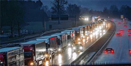 Finstere Aussichten: Auch im Falle eines positiven Urteils der europäischen Gerichtsbarkeit sollte man sich keine zu übertriebenen Hoffnungen machen, dass sich auf der Inntalautobahn bald etwas ändert. Foto dpa