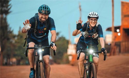 Flo Reiterberger und Tina Gröne aus Eggstätt teilen ihre Leidenschaft für den Radsport. Die Teilnahme am „Race around Rwanda“ 2026 widmen sie Reiterbergers Schwester Sabine, die kurz vor dem Rennen ums Leben kam. Fotos privat