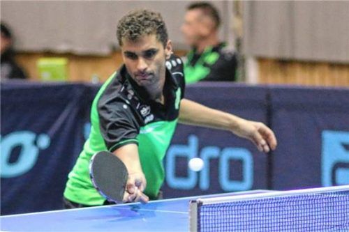 Florian Ludwig schlug Schwabmünchens Peter Angerer und sorgte für den Zwischenstand zum 4:0.Foto Gerhard Erlich