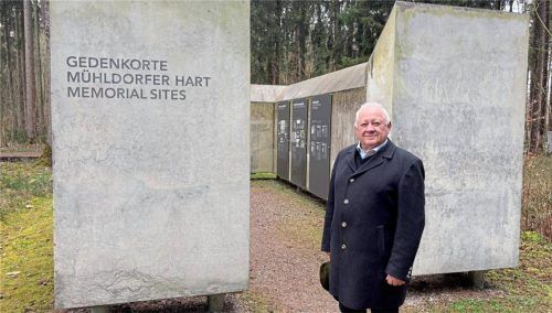 Franz Langstein vom Verein „Für das Erinnern“ vor der sogenannten Schleuse im Waldlager. Sie ist Teil der gesamten Gedenkstätte für das KZ Mühldorf. Allmählich zeichnet sich ab, wann sie fertig werden kann. Foto re