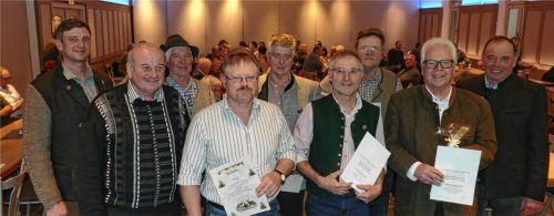 Franz Schnaiter (links), Kassier Sepp Lebmeier (Zweiter von links) und Beisitzer Georg Schnitzenbaumer (rechts) mit den anwesenden geehrten Jagdvorständen. Foto Schubert