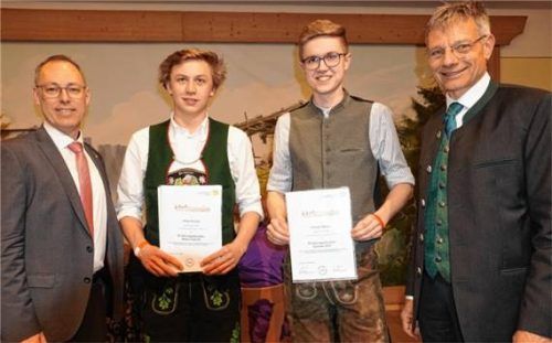 Freude bei der Auszeichnung der Prüfungsbesten: (von links) Obermeister Peter Müller, Florian Ponn, Martin Frenzel und Prüfungsvorsitzender Alois Ortner.Foto  Wittenzellner .