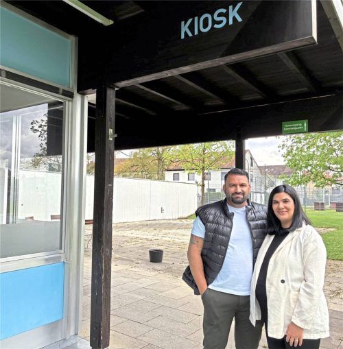 Freuen sich auf die Eröffnung: Paramjit und Arezo Krishan betreiben ab 1. Mai den Kiosk im Freibad. Foto Weinzierl