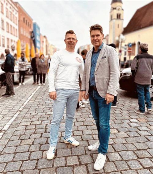 Freuen sich auf einen herrlichen Autosonntag: Die beiden Vorsitzenden des Mühldorfer Händler- und Unternehmensverbund „Mühldorf vor Ort e.V.“ Christian Kühl und Michael Hell. Foto Mühldorf vor Ort e.V.