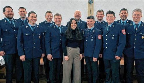 Freuen sich über das entgegengebrachte Vertrauen: (von links) Georg Anderl junior, Franz Schlemmer, Hannes Linner, Hannes Schnell, Christoph Reif, Dorothea Hartl, Stephan Summerer, Christian Maier, Michael Fenzl, Tobias Fenzl, Christian Summerer sowie der neue Vorsitzende Gabriel Linner. Foto Wastl