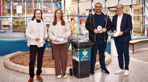 Freuen sich über den Erfolg: (von links) Liz Hiller-Miltschitzky (Lehrkraft und Umweltbeauftragte der Realschule Waldkraiburg), Anna Thaller (Schülersprecherin der Realschule Waldkraiburg), Andreas Stenger (Abfallberater des Landratsamts Mühldorf) und Martin Demmelhuber (Schulleiter der Realschule Waldkraiburg). Foto  Landratsamt