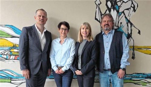 Freuen sich über die Auszeichnung: (von links) Schulleiter Oberstudiendirektor Raphael Bablick, Dekra-Auditorin Kerstin Kröniger, Projektleiterin Michaela Riesner und Oliver Vollmer vom Landratsamt Mühldorf. Foto re