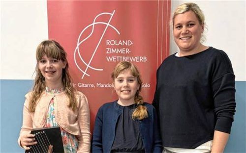 Freuen sich über die Erfolge: (von links) Franziska Maria Asenbeck, Isabelle Anna Keil und Lehrerin Pia Keil. Foto re