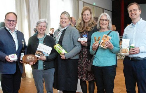 Freuen sich über nachhaltig erzeugte Produkte: (von links) Andreas Friedrich, Dr. Andrea Pohl, Maria Riepertinger, Sandra Mulzer, Angela Kind und Christian Nordhorn. Foto Berger