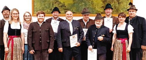 Freuten sich bei den Ehrungen im Gemeindehaus Greimharting: (von links) Schützenmeister Martin Wimmer, Anna Böck, Katharina Perl, Leonhard Bauer, Stefan Hackenberg, Rupert Pflüger, Georg Kink, Leonhard Bauer senior, Johann Riepertinger, Franziska Riepertinger und Uwe Kueres. Foto Hötzelsperger
