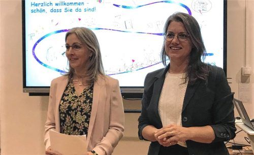 Früher „Umweltschule“ ist die Rimstinger Grundschule schon seit drei Jahren eine „Schule im Aufbruch“. Was sich ganz konkret hinter diesem Konzept verbirgt, warum der Elternbeirat auch eine große Rolle spielt, warum die Kinder jeden Morgen statt eines Hefts erst einmal ihr Lieblingsbuch zücken, darüber informierten Julia Scharpf und Christina Wöger bei einem Elternabend vor Ostern. Foto Eder