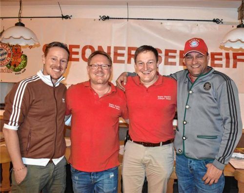 Führung des „Seedeife-Fanclubs“: Die beiden Vorsitzenden Armin Watzl und Mike Berger (Mitte, von links) mit den beiden Kassieren Thomas Watzl (links) und Philipp Kirschner. Foto Donhauser