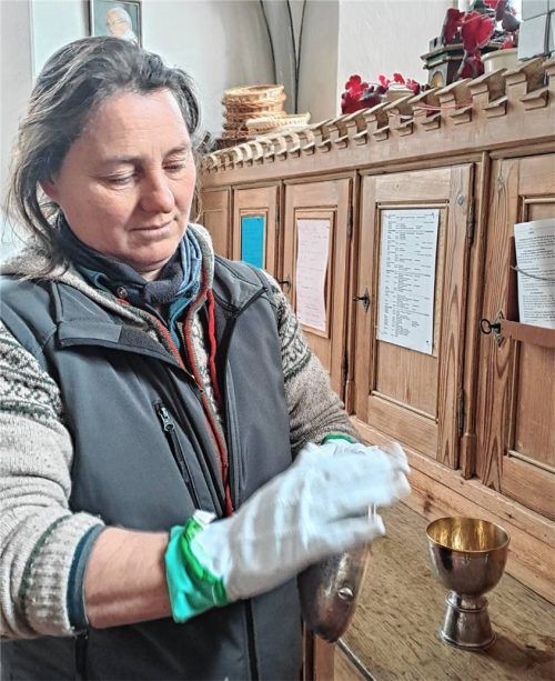 Für das Osterfest hat Melanie Thurner die liturgischen Gefäße frisch aufpoliert. Foto Künzner-Hingerl