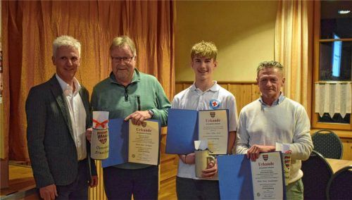 Für Engagement und besondere Erfolge wurden von Bürgermeister Thomas Schmidinger (links) geehrt (von links): Paul Herdegen wurde deutscher Meister bei der 74. deutschen Rassetaubenschau, Niklas Deibl von der Wasserwacht rettete eine Frau vor dem Ertrinken und Franz Staudhammer ist zweifacher deutscher Meister im Sommerbiathlon. Foto Hinmüller