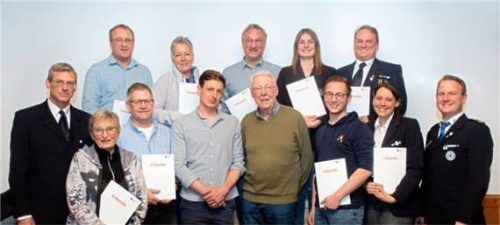 Für ihre Treue geehrte Mitglieder: (vorne, von links) Thomas Scholz (Zweiter Vorsitzender) ,Barbara Alt, Andreas Lentner, Georg Angerer, Albert Winkler, Simon Wappmannsberger, Carmen Vietz, Stefan Rotter (Kreiswasserwacht) sowie (hinten, von links) Klaus Kollmannsberger, Heike Widauer, Gerhard Wappmannsberger, Ann Kathrin Krumrey-Stolle und Werner Vietz. Foto Berger