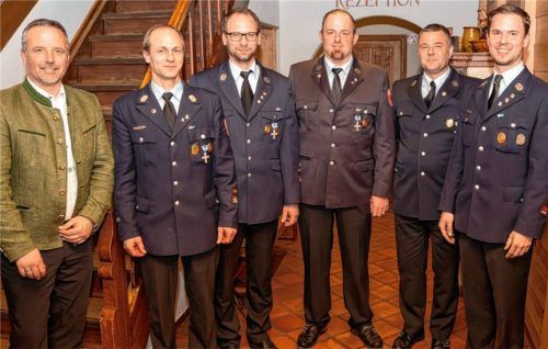Für ihren langjährigen aktiven Dienst wurden Andreas Mayr (Dritter von links), Franz Wendlinger und Michael Zinsmeister geehrt. Es gratulierten Bürgermeister Max Singer (links), Kommandant Matthias Höfer und Vorstand Thomas Kirchberger (rechts). Foto Kriechbaumer