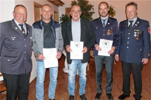 FW-Vorsitzender Martin Berger (rechts) ehrte zusammen mit seinem Stellvertreter Robert Ziegler (links) die langjährigen Mitglieder Harald Mühlhauser, Elmar Gößl und Franz Eder junior. Foto Bachmaier