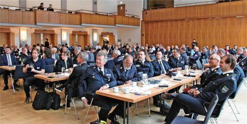 Ganz in Blau – die Tagungsteilnehmer im Bad Aiblinger Kurhaus. Foto Binder