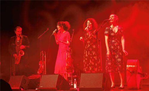 Ganz in Rot getaucht: Mulo Francel und die drei Damen des ladinischen Trios „Ganes“. Foto Friedrich