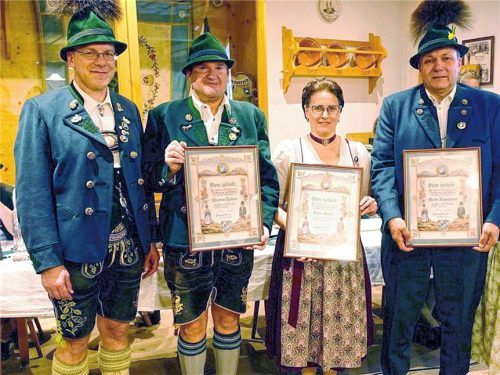 Gau-Vorsitzender Thomas Hiendl gratulierte Christian Lechner, Sylvia Steiner und Martin Heigenhauser (von links). Foto Hötzelsperger