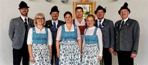 Gaukassier Hansi Gschwendtner (von links) vergab das silberne Gauehrenzeichen an Elisabeth Künzner, Josef Künzner, Tina Glombitza, Monika Weinberger, Gudrun Wolf und Peter Schlosser. Vorsitzender Seppe Brem gratulierte.Foto re