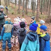 Besuch im Wald mit dem Jäger