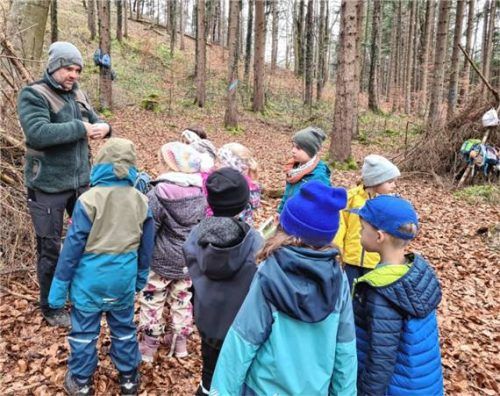 Gebannt hörten die Kinder, was Jäger Florian Schäffler ihnen zu erzählen hatte. Foto re