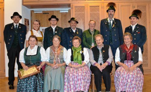 Geehrt wurden (sitzend, von links) Kathi Huber, Christa Steffl, Marianne Ramm, Christa Kamml und Maria Fuchs von (hinten, von links) Zweiter Vorsitzender Eduard Sichler und Vorsitzende Doris Noichl, hier mit Konrad Nagele, Sepp Sichler, Maria Baumgartner, Otto Gölz und Stefan Baumgartner. Foto Eder