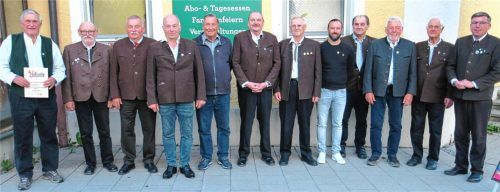 Geehrte Mitglieder der Veteranen- und Reservistenkameradschaft Bruckmühl stehen vor dem Wirtshaus „Brückenwirt“ zusammen. Foto Baumann