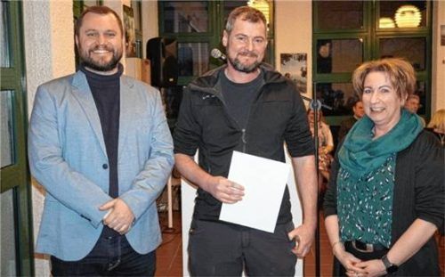 Gehört zu den Prüfungsbesten: Christoph Gschwendtner (Mitte) mit dem Leiter des Bildungszentrums, Andreas Pfaffinger, und Dozentin Christine Elverfeldt.Fotos wittenzellner