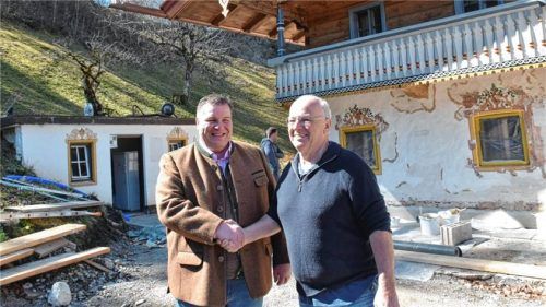 Gemeinsam anpacken: Stiftungsvorsitzender Nikolaus Walther (links) und Thomas Wilde von der „Familienstiftung Yvonne und Thomas Wilde“. Fotos Wunderlich