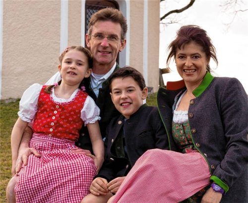 Georg Huber mit seiner Familie vor zwölf Jahren zu Beginn seiner dritten Amtszeit an der Aussichtskapelle. Foto Archiv