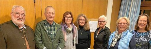 Georg Schützinger (links) lenkt weiterhin die Geschicke des Freundes- und Fördervereins Kreisaltenheim Grabenstätt. Wiedergewählt wurde auch die Zweite Vorsitzende Marie-Luise Richter (Zweite von rechts). In ihren Ämtern verbleiben Schriftführerin Gitti Lex (Dritte von rechts) und Kassenwartin Gabriele Würth (Mitte). Als Kassenprüfer fungieren Sabine Krämer (rechts) und Ernst Kaiser (Zweiter von links). Mit ihnen freute sich die Heimleiterin Sabine Daxer (Dritte von links).Foto Müller