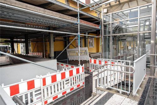 Gerüst und Geländer stehen seit rund zwei Jahren am Brannenburger Bahnhof. Foto Thomae