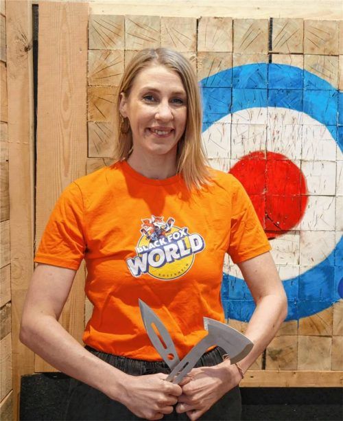 Geschäftsführerin Christiane Pötzl präsentiert Messer und Axt. Mit beidem kann nun im Klepperpark auf Zielscheiben geworfen werden. Fotos Peter Huber