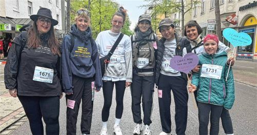 Gingen beim Hobbylauf an den Start: Mütter und Väter machten beim Rosenheimer Citylauf auf die unsichtbare Mehrarbeit von Frauen aufmerksam. Foto privat