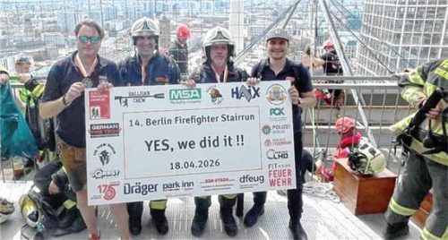 Gingen hoch hinaus: die Priener Feuerwehrleute (von links) Dirk Reichelt, Johannes Dreikorn, Josef Palk und Samuel Witt. Foto re